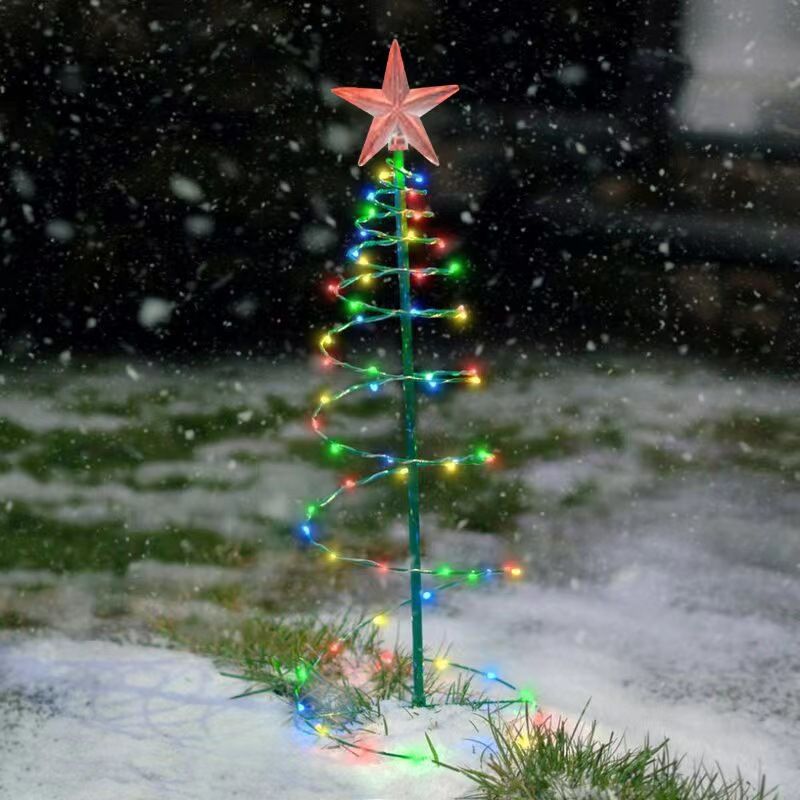 Albero di Natale decorativo solare per esterni nel cortile_voghion.com
