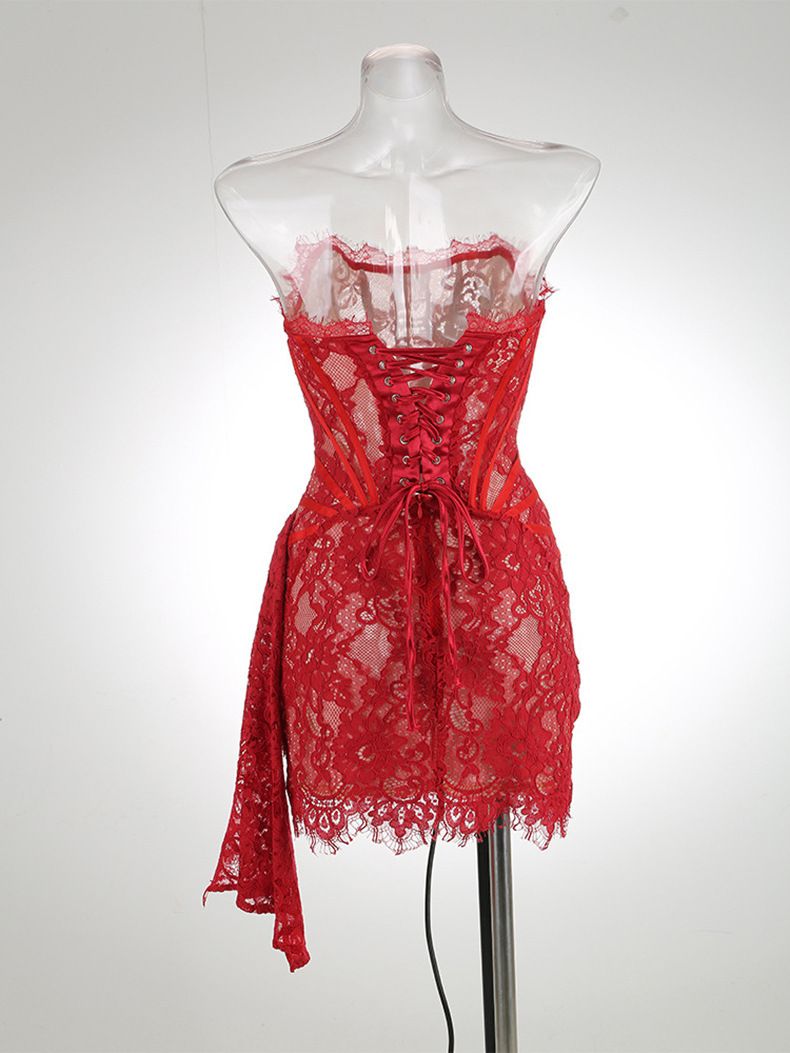 Elegantes, schulterfreies, schmales, figurbetontes Minikleid aus Spitze mit Korsett und Stäbchendetail_voghion.com