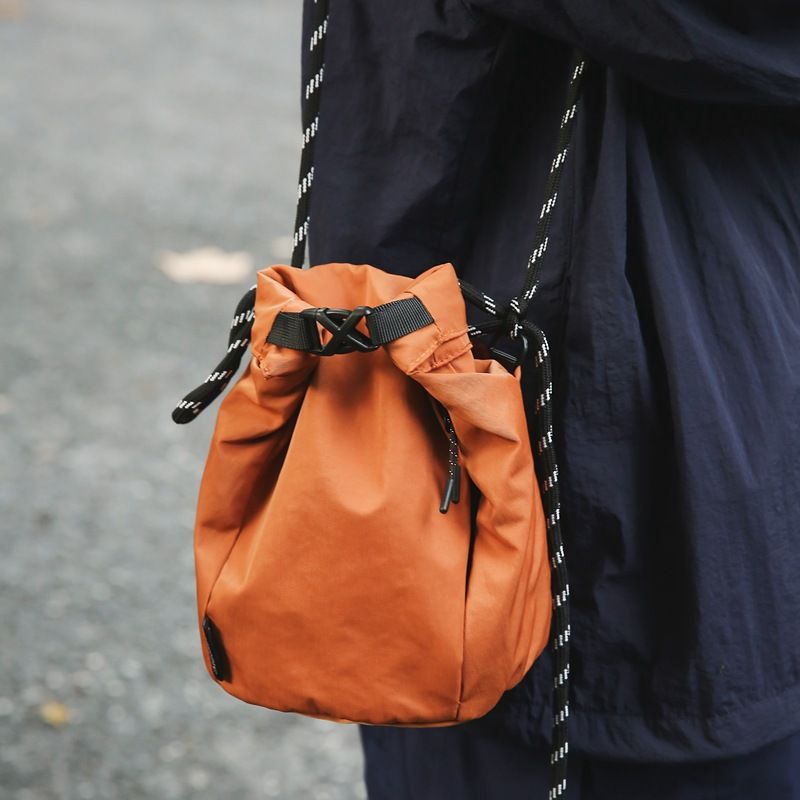 Mini secchiello Lu's Same Style per donna, semplice portacellulare con coulisse e un tocco di lusso, versatile da portare a spalla e a tracolla._voghion.com