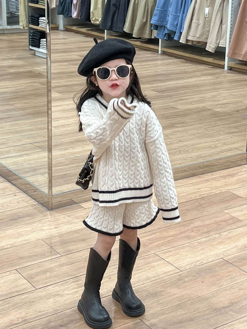 Pomlad 2024 Nova korejska otroška oblačila Dekliški pulover z V-izrezom, ocvrti testeni zavoji, pulover + kratke hlače, 2-delni komplet_voghion.com