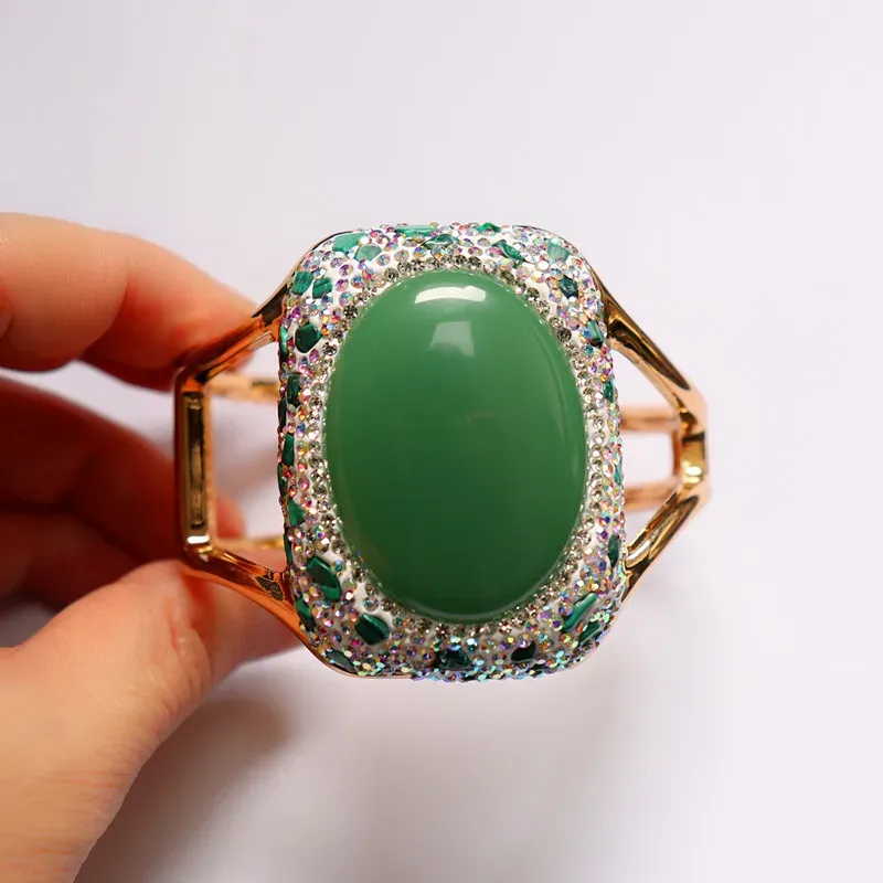 Breites offenes malaysisches grünes Jade-Kristallarmband für Frauen, vergoldet, voller kleiner Edelsteine, personalisierte Mode_voghion.com