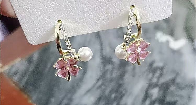 Rosa vierblättrige Blumenperle für Frauen, leichter Luxus, High-End-Sinn, modisches Temperament, Ohrschnallen, neuer Trend_voghion.com