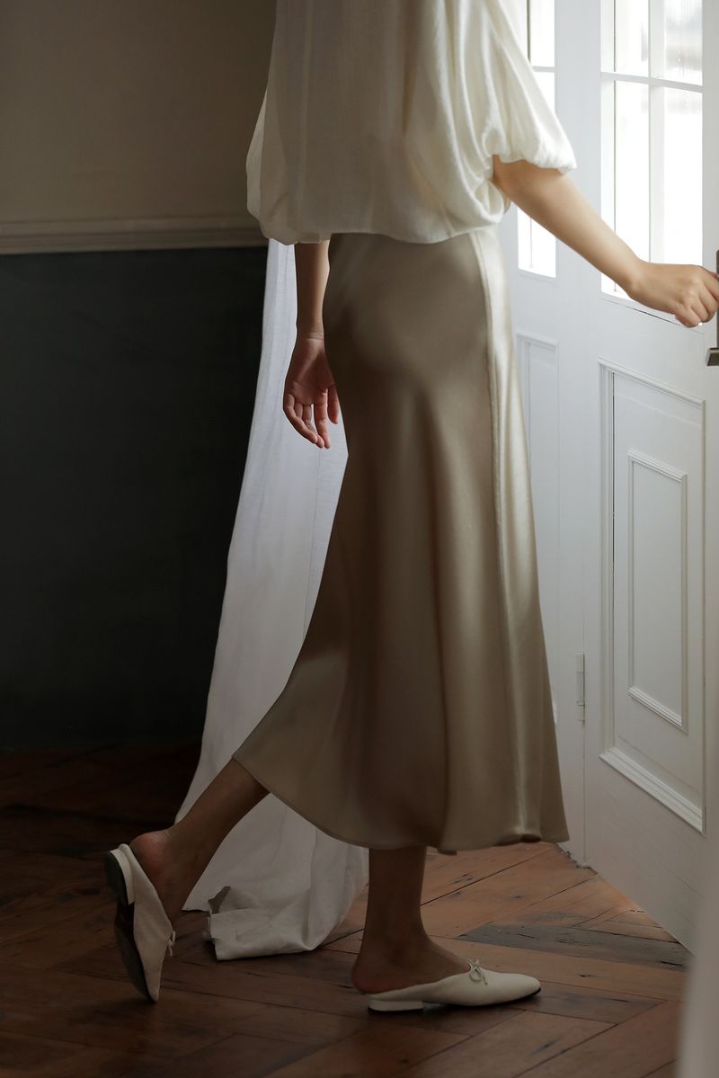 Sommerlicher, seidig glatter, schlank machender A-Linien-Rock aus japanischem Triacetat-Satin mit elastischem Bund und mittellanger Länge_voghion.com