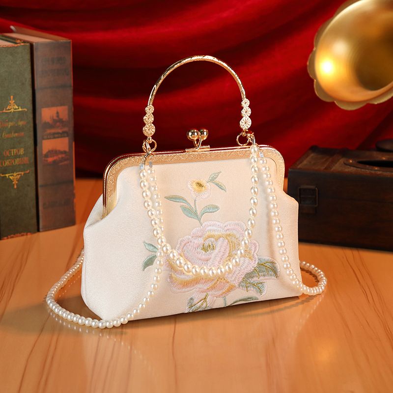 Nuova borsa da sera piccola con catena di lusso, ricamata a fiori, modello Qipao, in vendita a prezzi accessibili, da donna_voghion.com