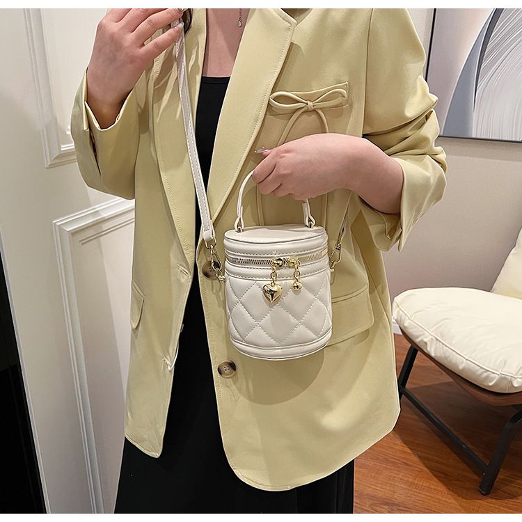 2024 Summer New Fashion Niche Crossbody Bag Texture Diamond Grid Portable Bucket Bag Retro Versatile Small Bag Girl_voghion.com