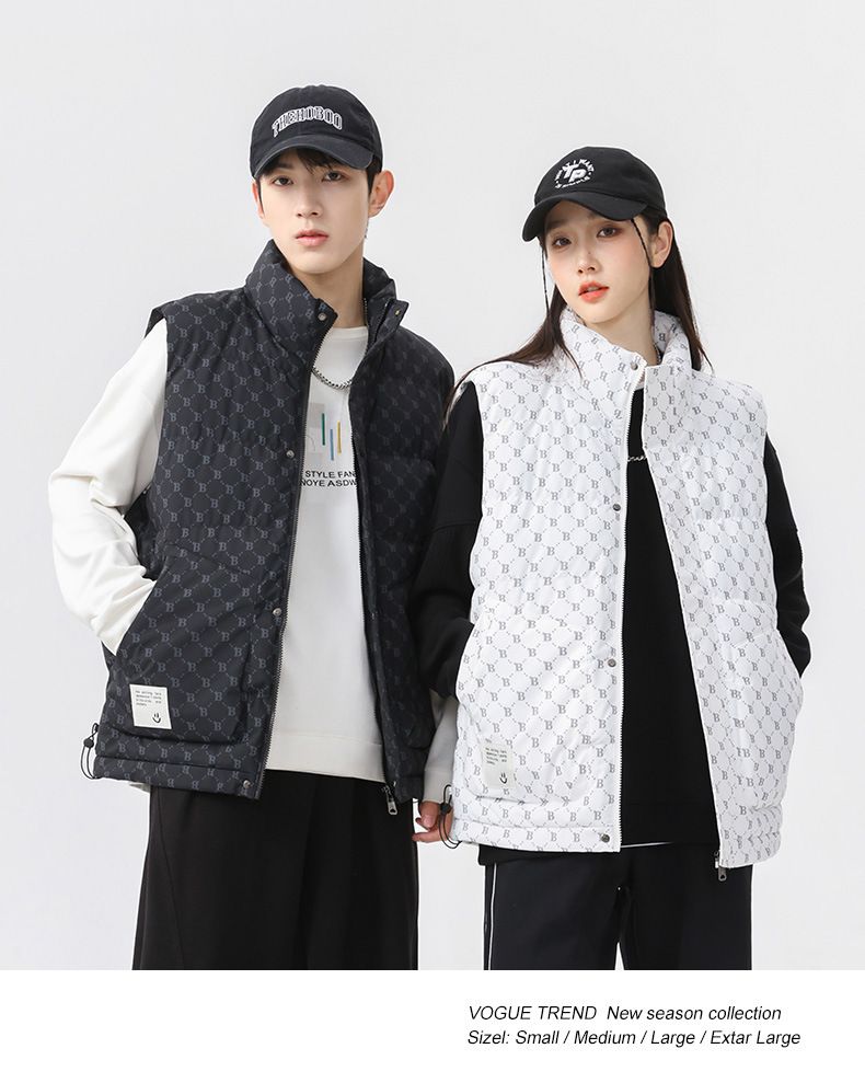 Damenmode-Paar trägt ärmellose Weste, lockere Außenkleidung, Modemarke und warmen Baumwollmantel_voghion.com