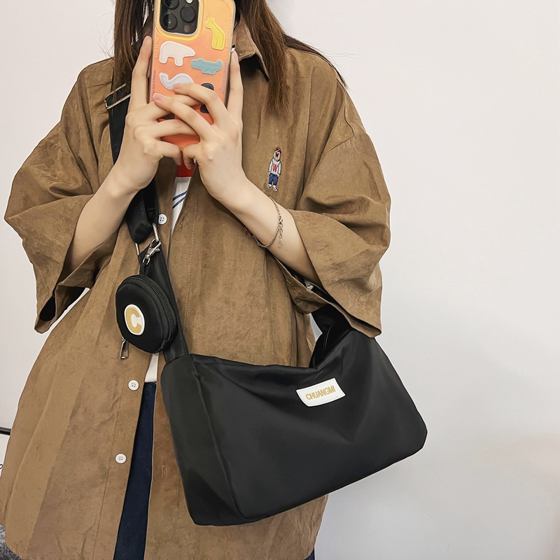 Bolso de Material de tela de nailon para mujer, nuevo diseño de nicho, diseño de banda ancha, bandolera de un hombro, bolso de bola de masa para mujer_voghion.com