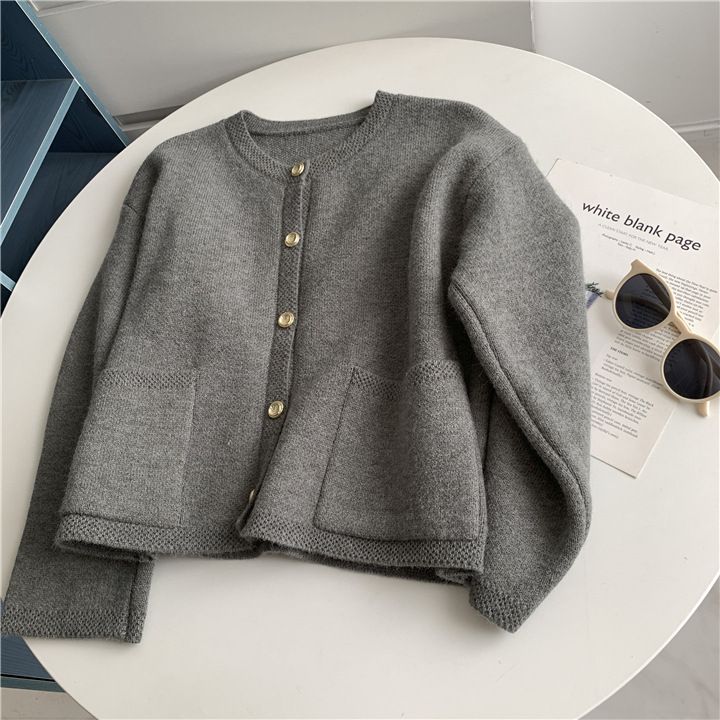 Cardigan in maglia grossa con bottoni dorati e doppie tasche – Maglione oversize con scollo a V e apertura frontale in crema/grigio/nero (XS-3XL)_voghion.com