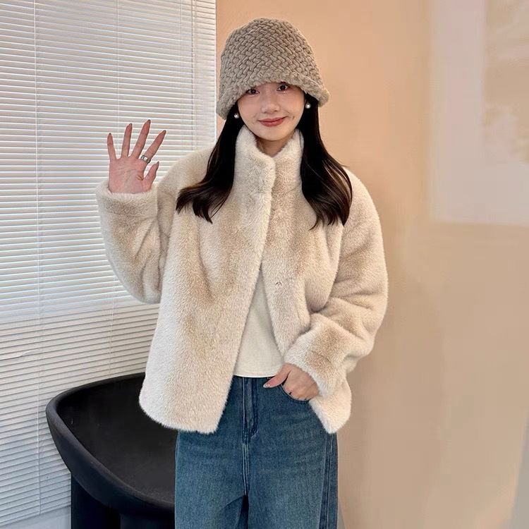 Cappotto in visone sintetico effetto velluto: la seduzione invernale corta e comoda (colletto alto, glamour cruelty-free per piccole e potenti)_voghion.com