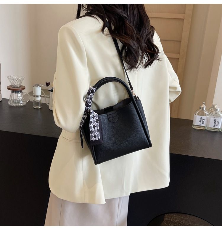 Nuova borsa da viaggio a mano 2024 per le donne, con un senso di lusso, semplicità, tendenza e una borsa a tracolla versatile in stile coreano, una popolare borsa a secchiello_voghion.com