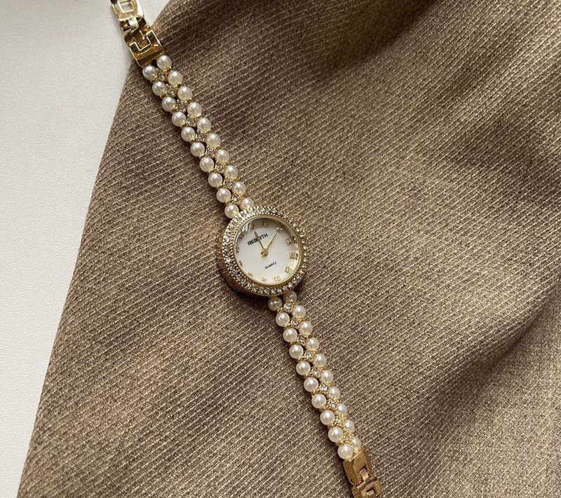 Nuovo orologio da donna di lusso leggero con bracciale in perle, squisito quadrante piccolo in madreperla di alto valore_voghion.com