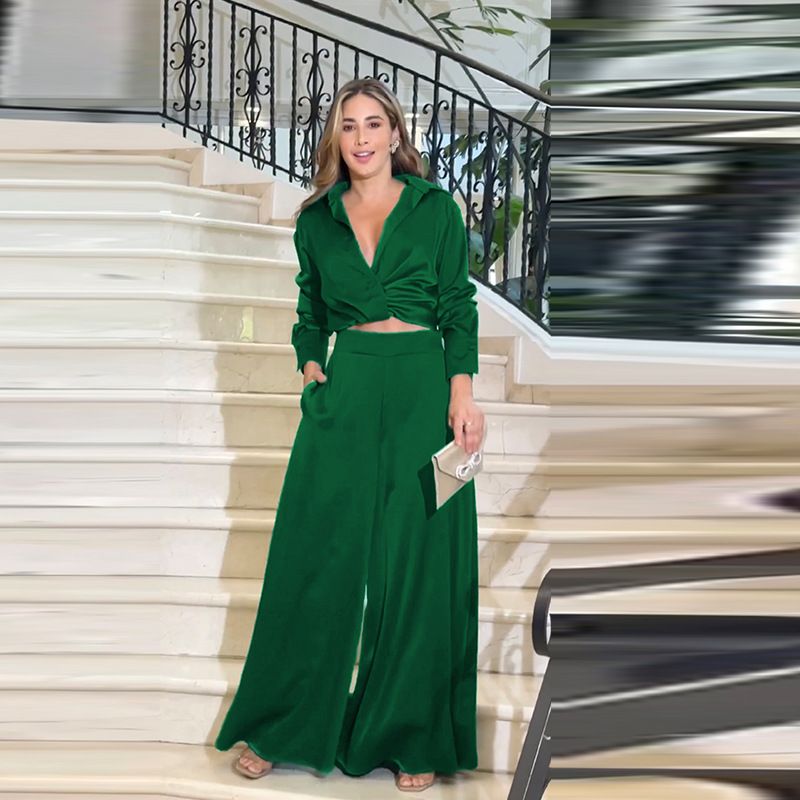 Completo da donna con camicetta e pantaloni con risvolto, elegante abbigliamento casual da ufficio, in poliestere elasticizzato e confortevole, camicia a maniche lunghe rosa con pantaloni coordinati_voghion.com