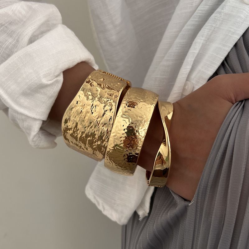 Nueva pulsera irregular de moda con textura martillada ancha y exagerada_voghion.com