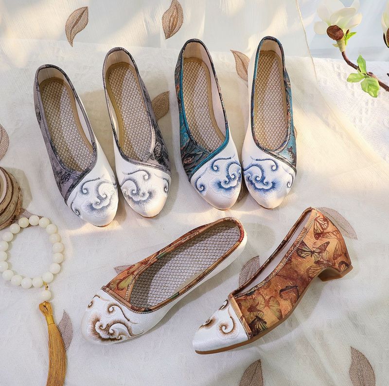 Damenschuhe Frühlings-Cheongsam im neuen Stil, spitze Tanzschuhe für Damen im Retro-Look, bedruckte alte Stoffschuhe_voghion.com