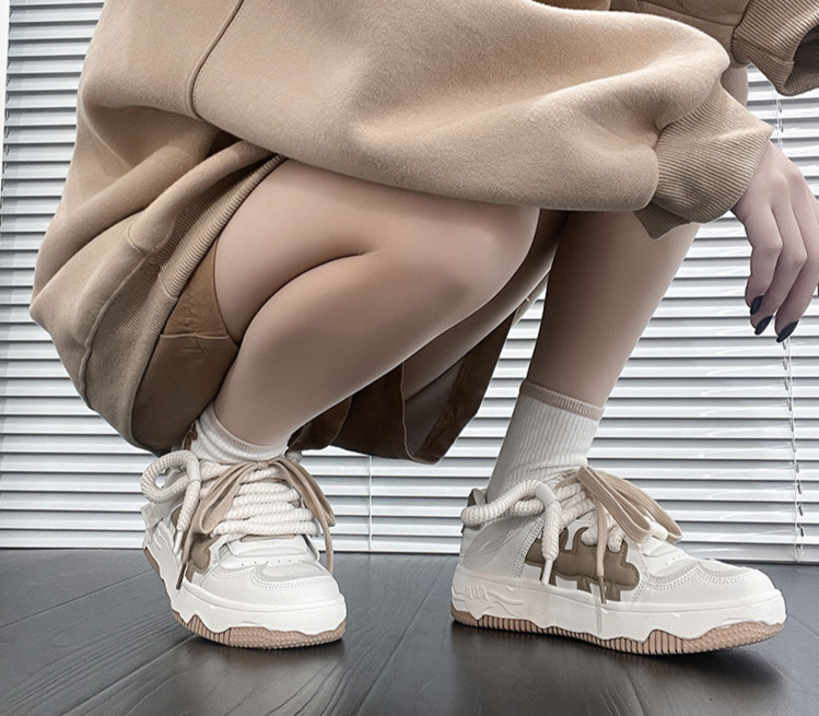 2023 nyári Harajuku Design Sense diákoknak alkalmi cipő női niche minden mérkőzéshez kis fehér tábla cipő vastag talpú alkalmi divatos cipő_voghion.com