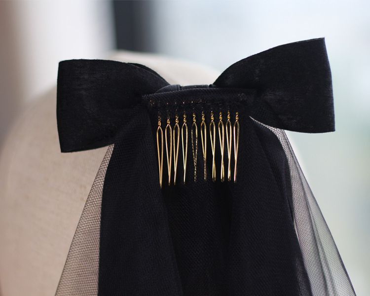 Foto di certificato di matrimonio in stile corto bianco foresta con fiocco in nastro, velo da sposa_voghion.com