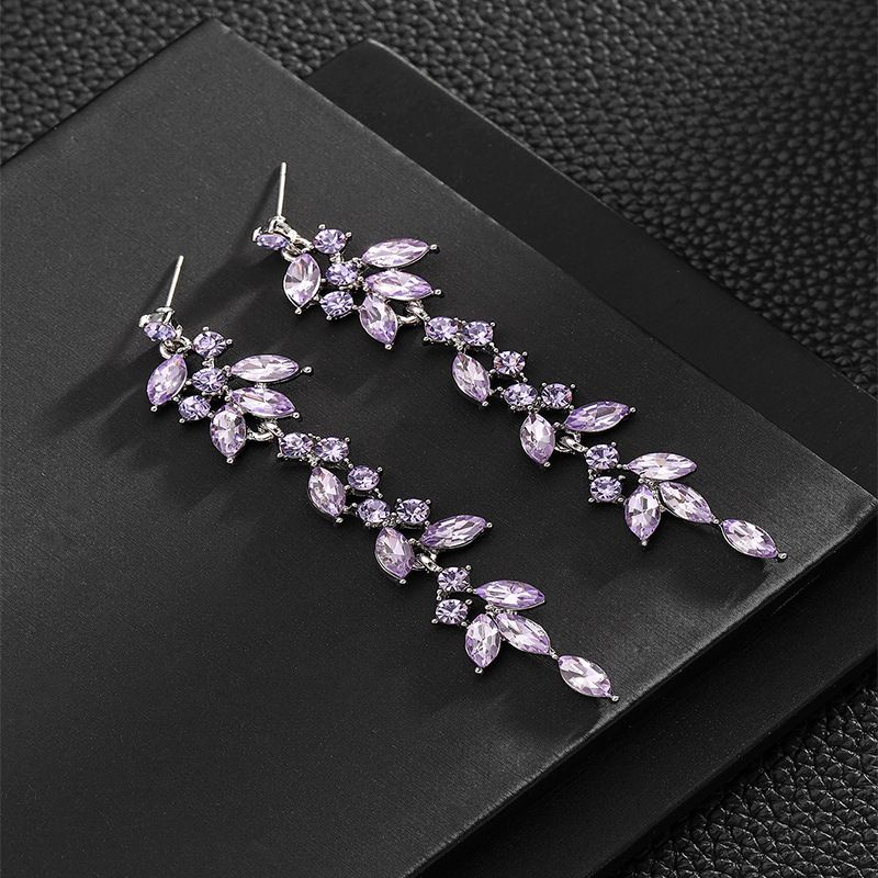 Orecchini alla moda, orecchini lunghi con nappe e zirconi, orecchini femminili, tendenza, luce, lusso, orecchini di nicchia, orecchini di celebrità in rete_voghion.com