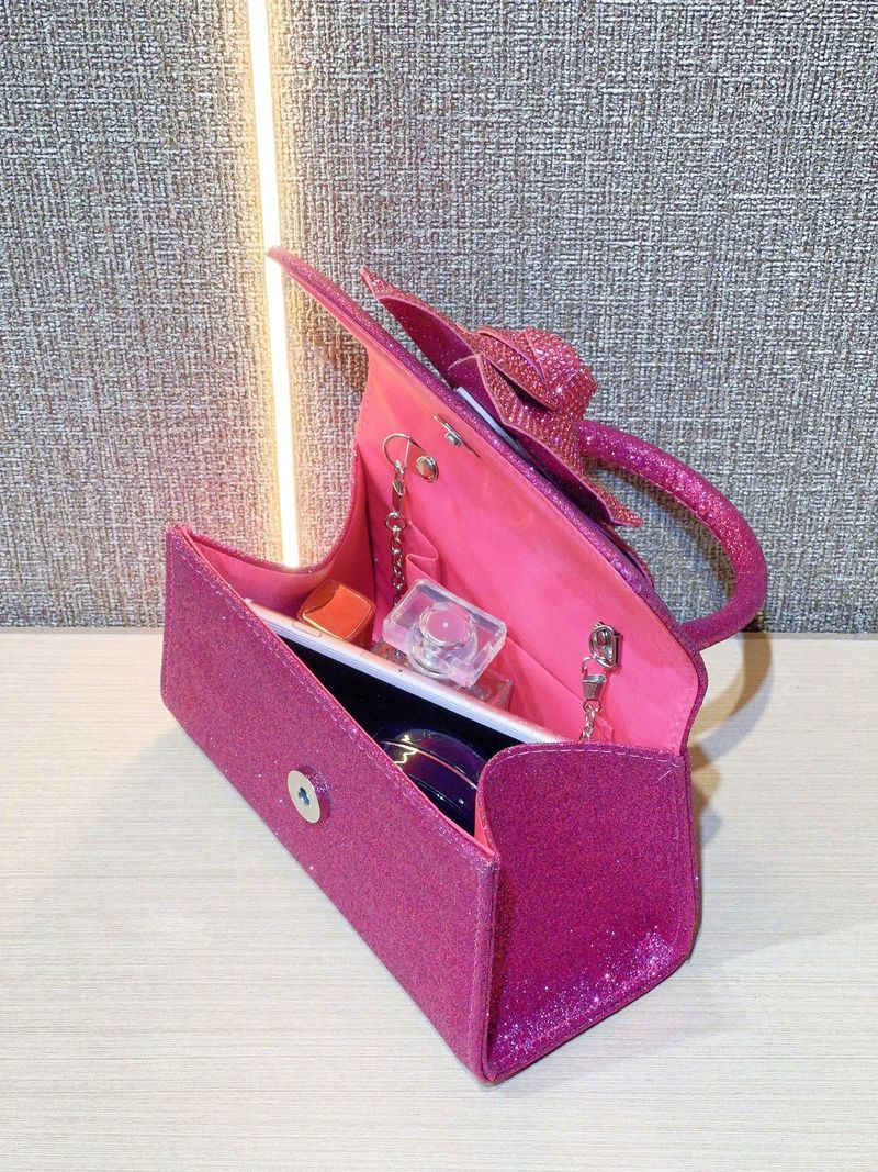 Borsa a tracolla piccola quadrata con catena a forma di rosa e strass_voghion.com