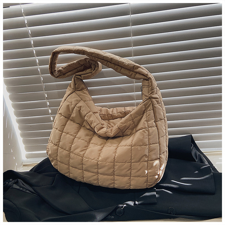 2023 Nuovo Best-seller Leggero Casual All-match Borsa da donna Urbano Semplice Moda Trendy Down Bag Messenger Gnocco Tote Bag_voghion.com