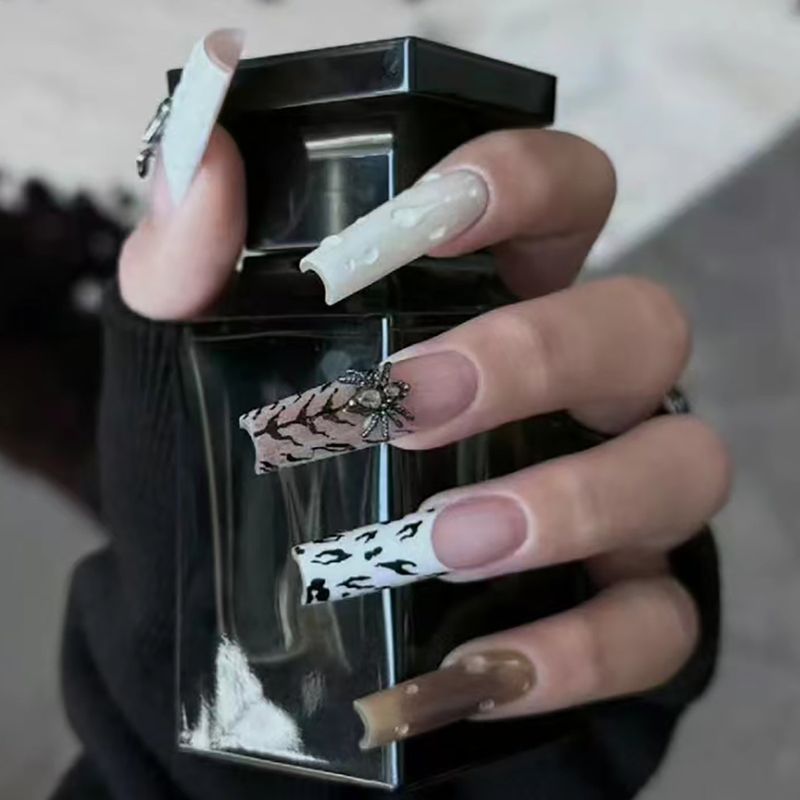 Unghie finte 3D a forma di ragno di Halloween - Unghie finte lunghe alla francese con design a ragno 3D, colla e gel inclusi, nail art gotica da strega per le donne_voghion.com