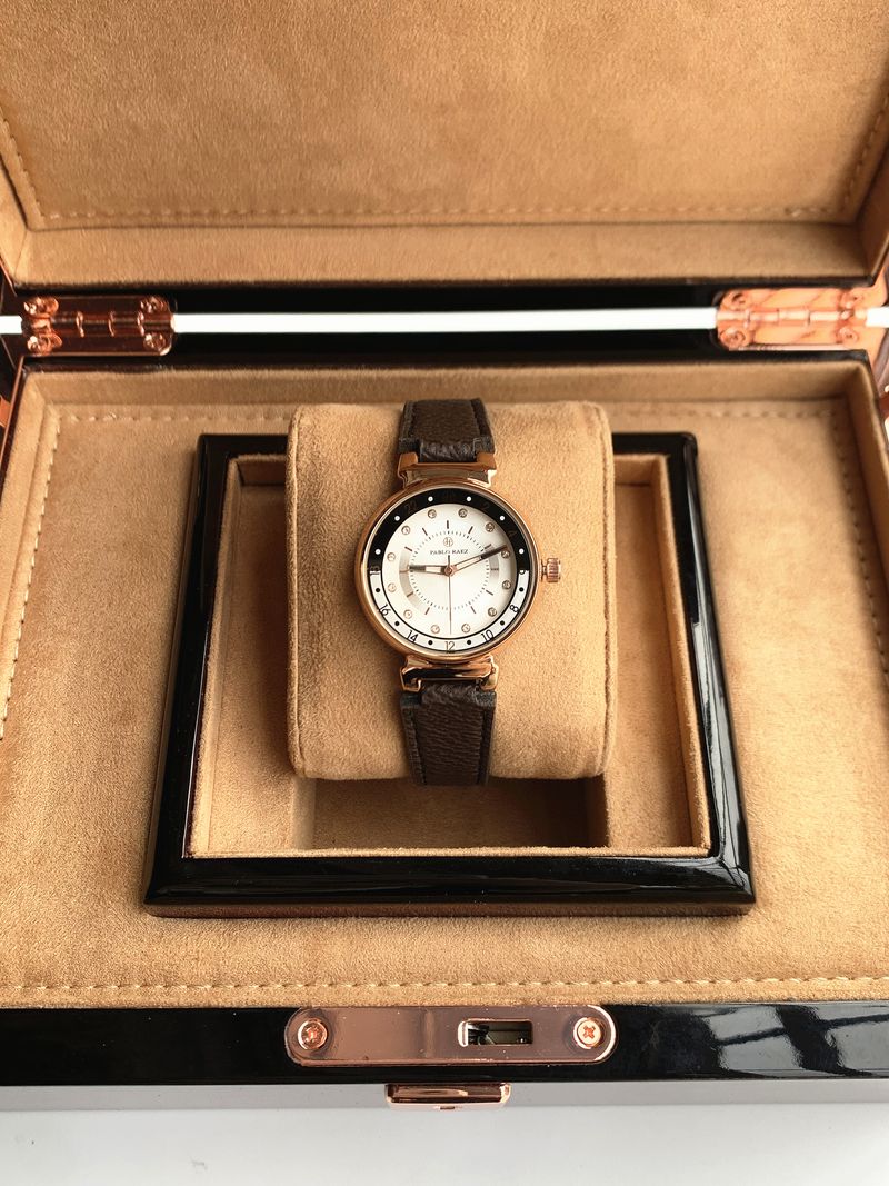 Retro Stil Personalisierte frauen Uhr Casual Braun Gürtel Quarzuhr Strass Mode Temperament Student Kostenloser Versand_voghion.com