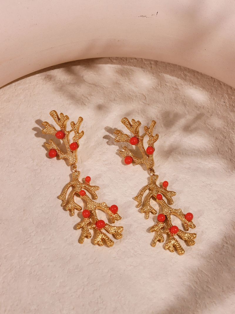 Damenschmuck – Einzigartige, unregelmäßige, vom Ozean inspirierte, korallenrote Muschelperlen-Ohrhänger, 18 Karat vergoldeter Edelstahl, geometrisches Design_voghion.com
