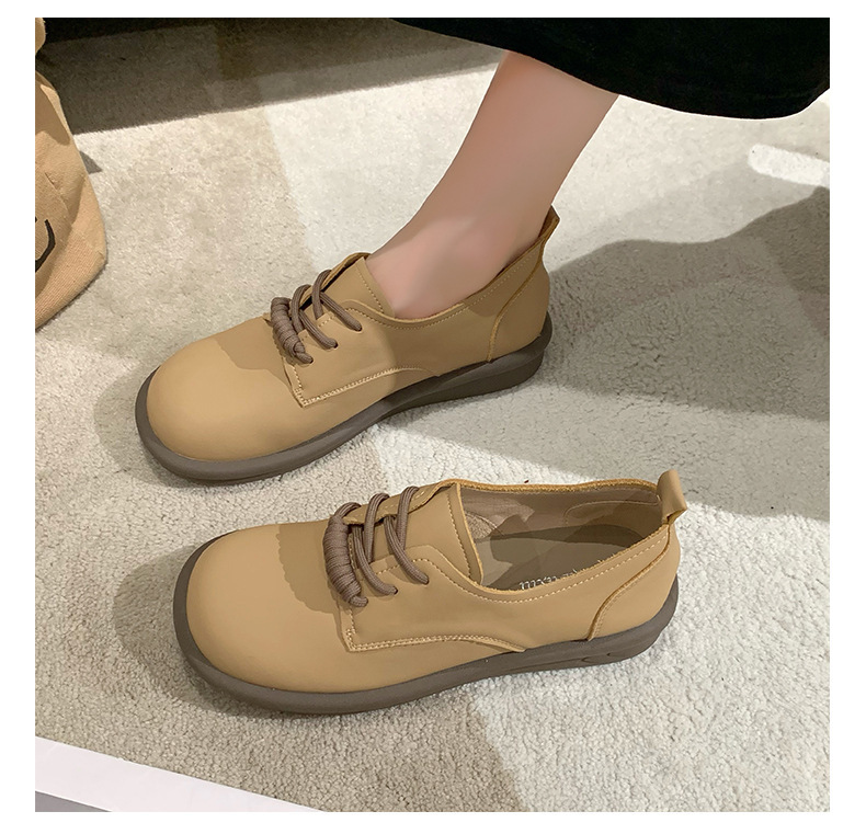 Dameloafers, myke skinnsko med flat bunn og snøring i britisk stil, små skinnsko i retro hvitt med skjørt i fransk stil._voghion.com
