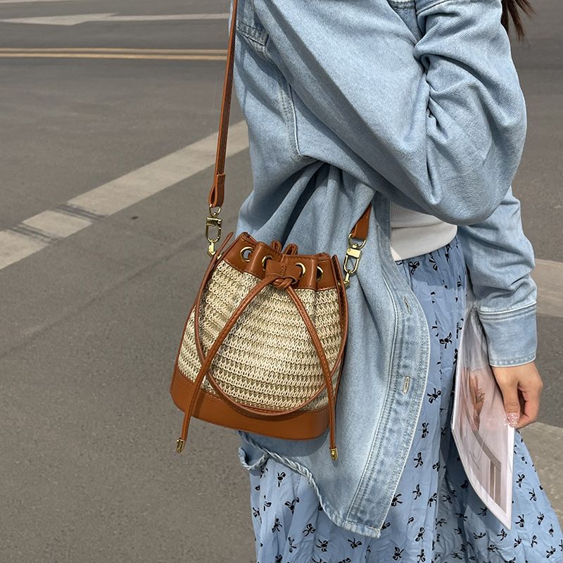 Borsa a tracolla versatile con coulisse in rattan, secchiello in paglia intrecciata da donna, estate 2024, nuovo design di nicchia_voghion.com