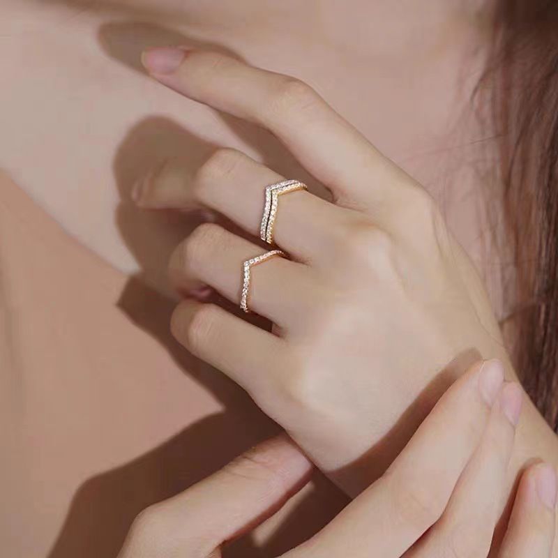 Fransk elegant V-formad diamantpläterad vitguld slank utsökt V-formad mikroinlagd zirkon rosa ring diamantring hona_voghion.com