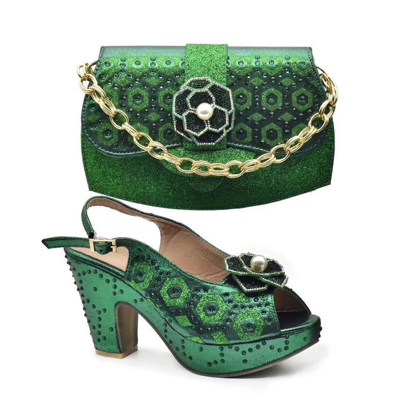 Per la cena, abbina sandali con perline stereo parquet con una borsa a mano con diamanti dello stesso colore._voghion.com