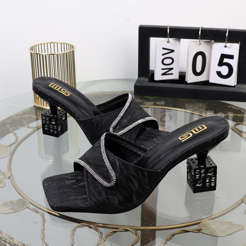 Hochwertige goldene Flip-Flops für den Herbst 2024, neue High Heels mit unregelmäßigem Absatz und offener Spitze, Strass-Glitzer, Außenverschleiß_voghion.com