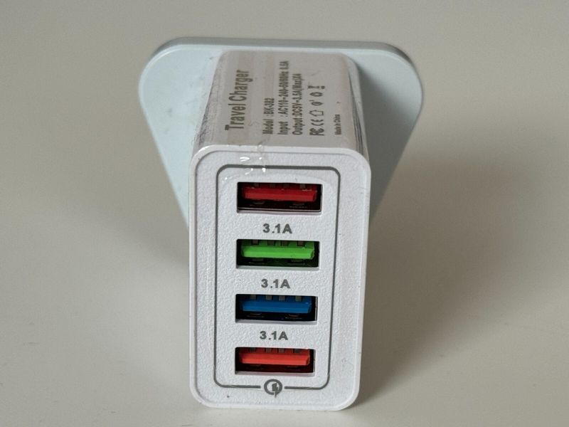 USB 4 Multi-Port Schnelllade-Wandladegerät mit UK-Stecker für Samsung und iPhone_voghion.com