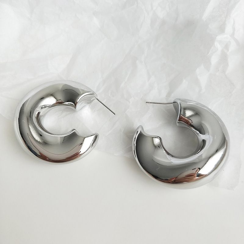 Orecchini a cerchio geometrici esagerati in metallo, design minimalista di nicchia di alta qualità, grandi orecchini a cerchio cavi a forma di C_voghion.com