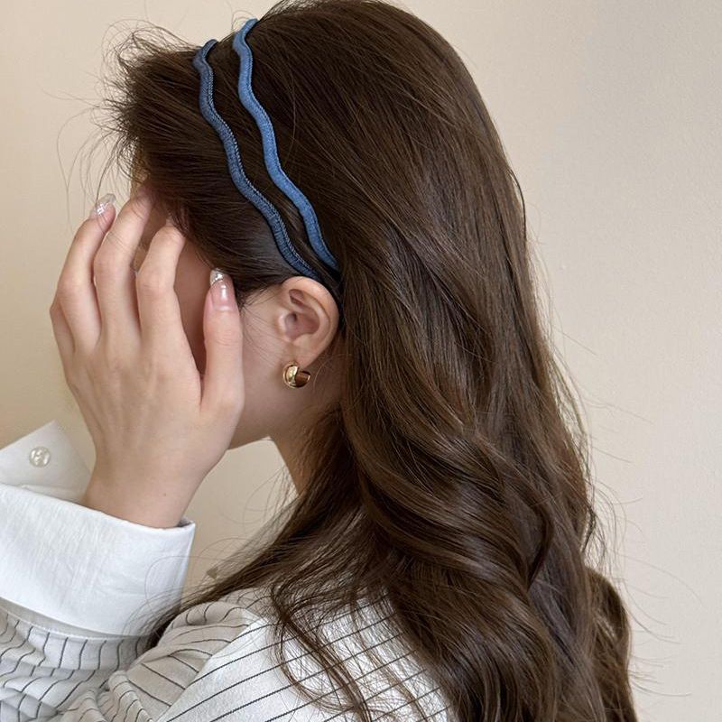 Fascia per capelli ultrasottile in denim ondulato, per le donne che desiderano creare un temperamento semplice e versatile, caratterizzata da capelli pressati con una nuova moda_voghion.com
