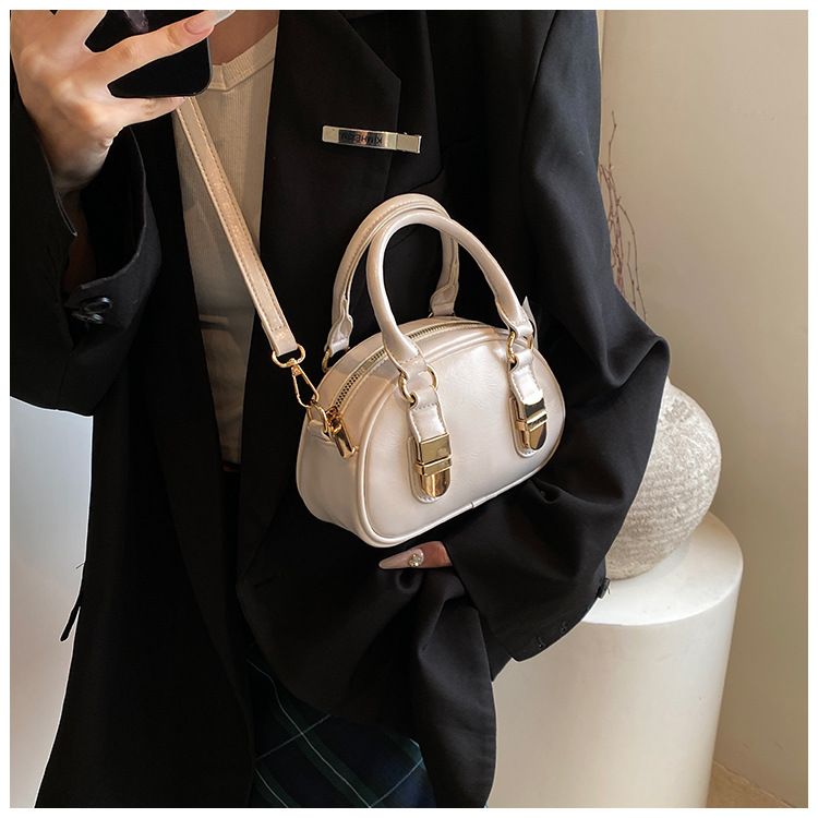 Fashionable Hand-held Bowling Bag For Women 2024 New Item Niche Retro Shell Bag High-end And Versatile Shoulder Bag Crossbody Bag_voghion.com
