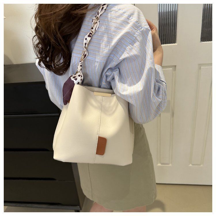 Secchiello alla moda ad alta capacità nel 2024, nuova tracolla a catena con design di nicchia, borsa a tracolla per donna_voghion.com