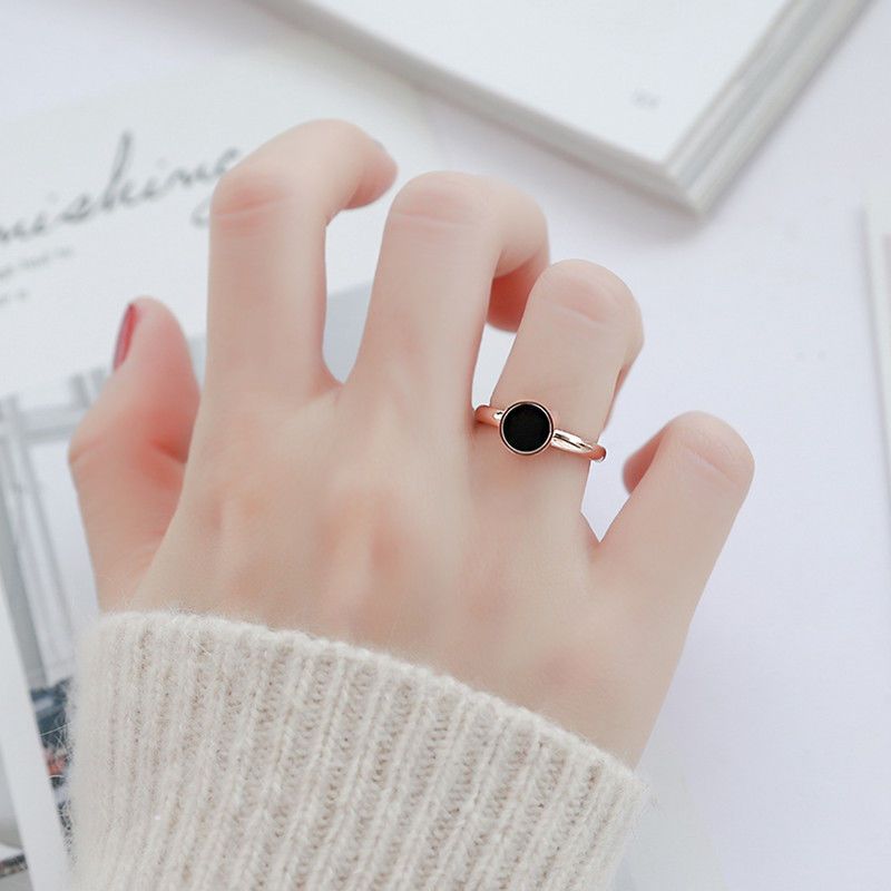 Minimalist Black Round Plate For Women, Versatile And Unique Titanium Steel With Rose Gold Plating, Non-Fading Index_voghion.com