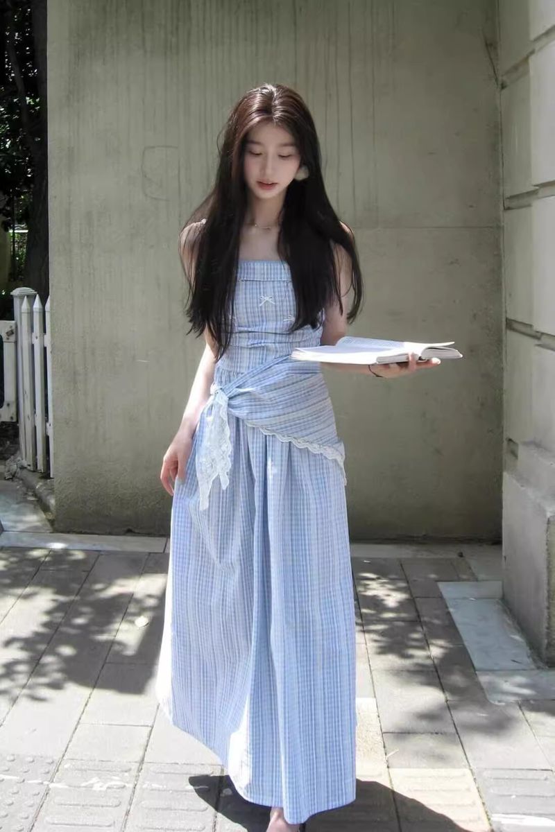 Kék kockás, pánt nélküli, rövid ujjú ruha nőknek nyárra, francia, luxus hangulat, derékösszehúzás, niche, karcsúsító és_voghion.com