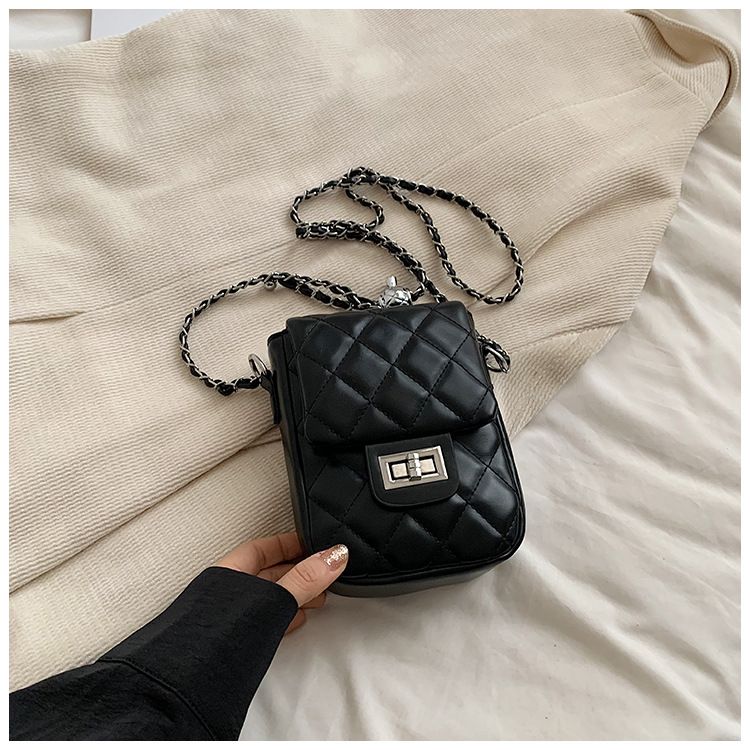 Borsa a tracolla con catena, trapuntata estiva, mini, in argento, per donna, 2024, nuova moda_voghion.com