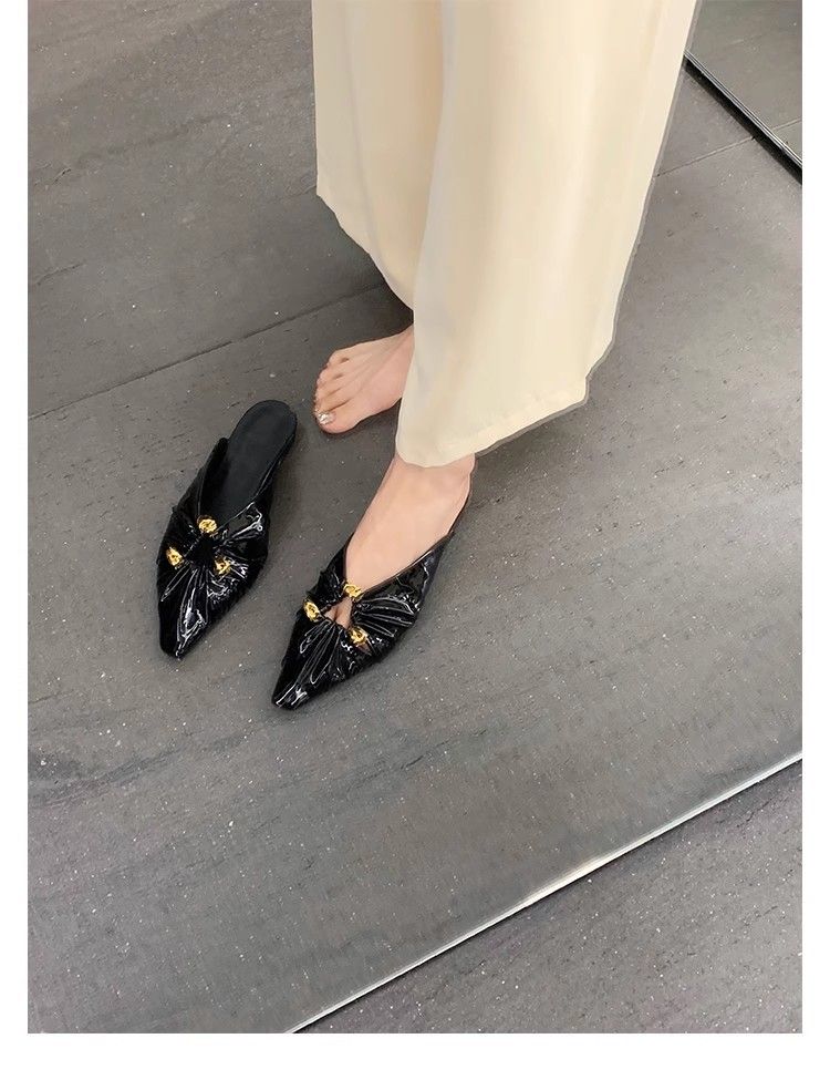 Pantofole a mezza altezza Baotou Muller con fibbia a triangolo, stile Grape Mom, nuove primaverili, in vera pelle, con punta cava e plissettate, da donna_voghion.com