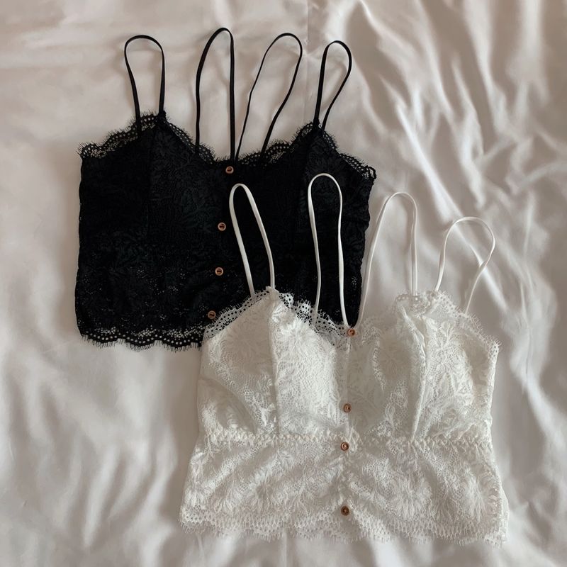 Bellissimo reggiseno interno in pizzo con canotta nera sul retro_voghion.com