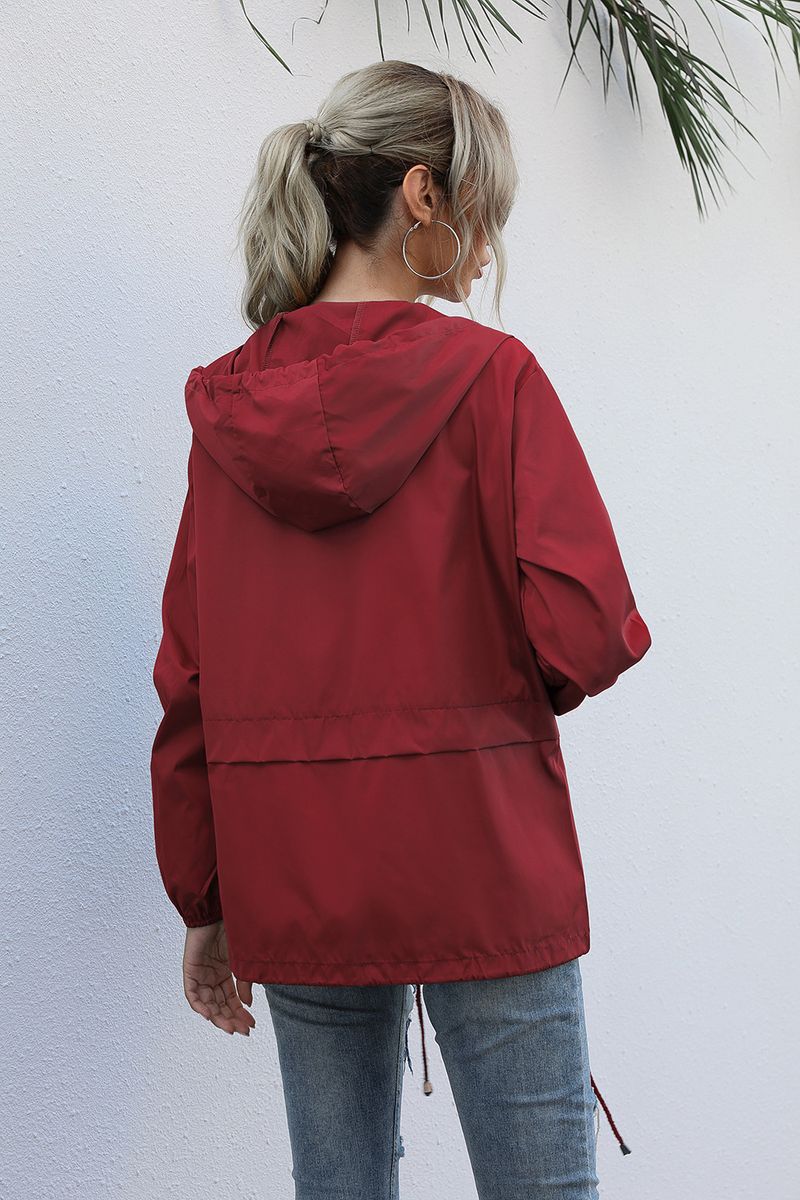Chaqueta impermeable ligera con capucha y cremallera para mujer para senderismo al aire libre, disponible en stock_voghion.com