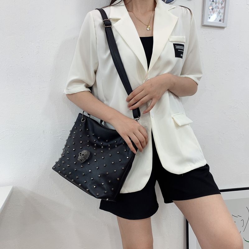 Borsa a tracolla con secchiello gotico - Borsa a tracolla con teschio borchiato di grande capacità per donna (borsa tote alla moda per tutti i giorni, spaziosa e regolabile, in stile punk)_voghion.com
