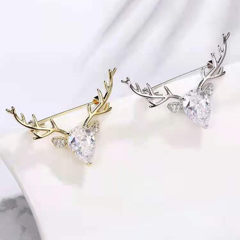 Yilu ti ha come regalo. La spilla è semplice, squisita, romantica, leggermente intarsiata con un abito natalizio in stile business_voghion.com