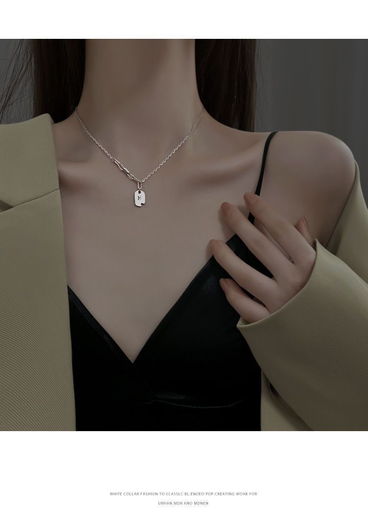 Collana con ciondolo quadrato con lettera in argento, design estivo di nicchia, sensazione di alta qualità, 2024, nuova catena per clavicola con zirconi intarsiati, Internet_voghion.com