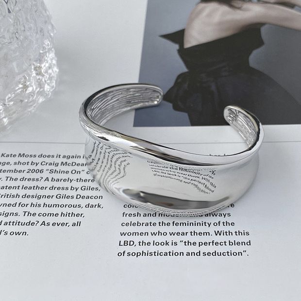 Kale Wand Onregelméisseg Breet Gesiicht Oppen Bracelet, Nische High-End, Modesch an Elegant, Liicht Luxus Handtasche Fir Fraen_voghion.com