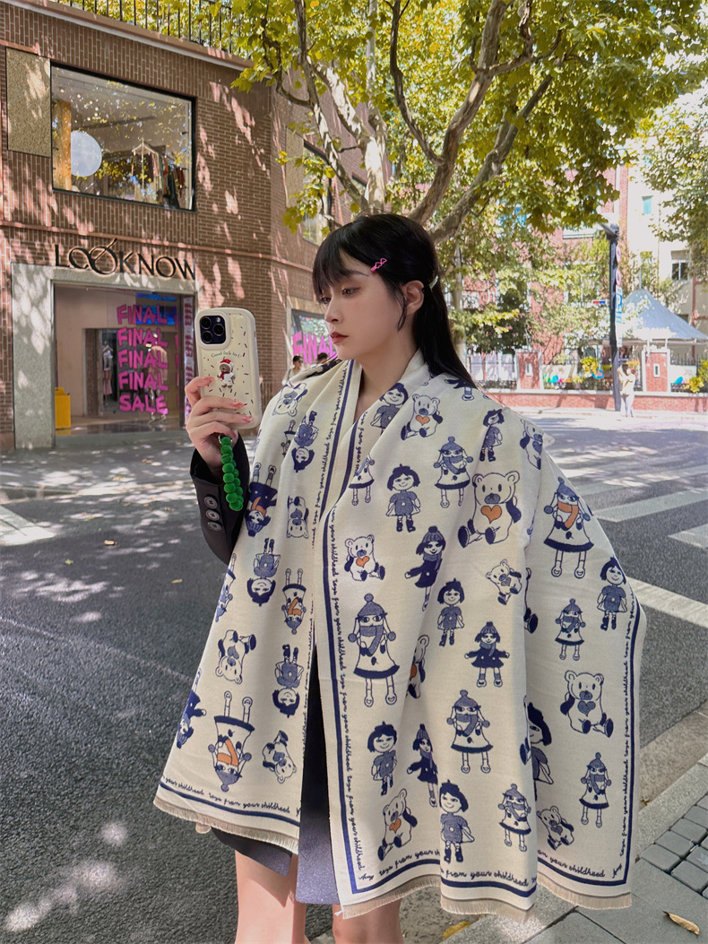 Coppia di studentesse in cashmere personalizzate, sciarpa scialle con nappe calda e alla moda per le donne_voghion.com