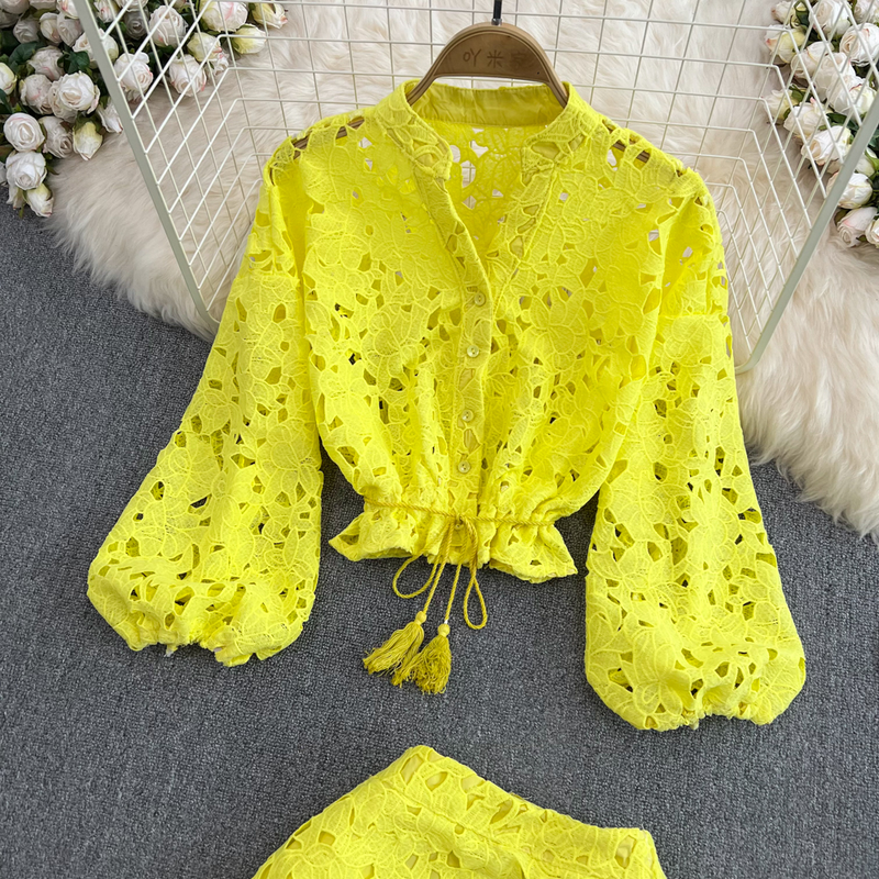 Conjunto feminino de duas peças com camisa curta e manga lanterna, cintura alta e saia justa em A_voghion.com