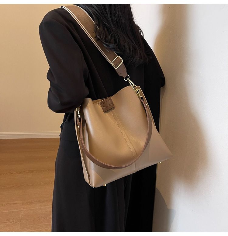 Grote capaciteit emmer voor vrouwen 2024 nieuwe mode herfst winter brede band crossbody enkele schouder handtas_voghion.com