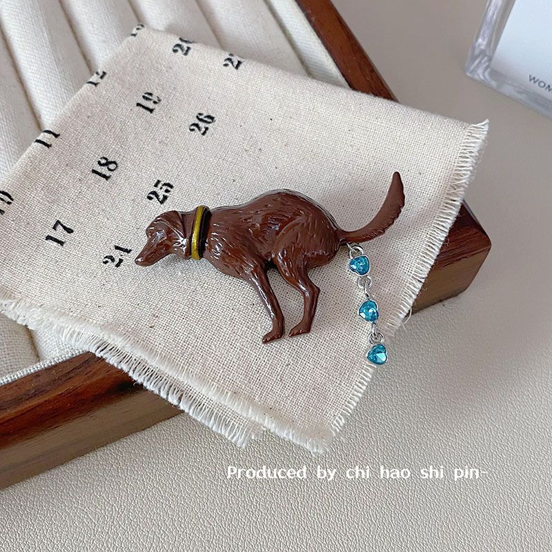Spilla a forma di cuore con strass, sciarpa e maglione, con cucciolo bizzarro e dal design unico e divertente, a forma di cane che fa la cacca._voghion.com